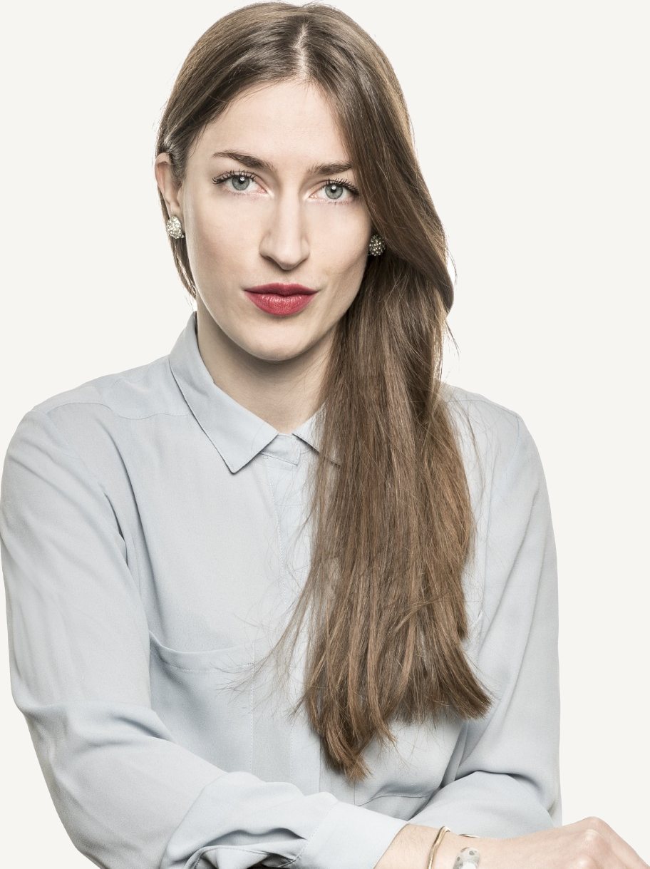 Maître Loste, de face, bras croisés, chemise gris clair.